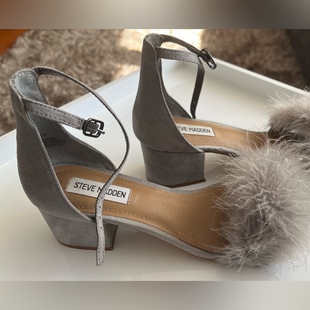 Women’s 🔸Steve Madden🔸 Imelda Grey Feathers 🪶 Sandals